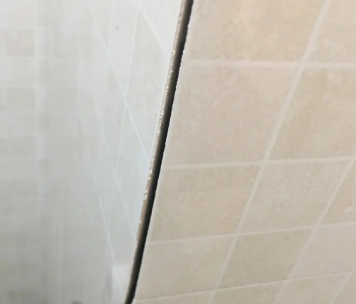 渝中瓷砖空鼓维修公司分享阳台瓷砖脱落的修复过程可以分为以下几个步骤